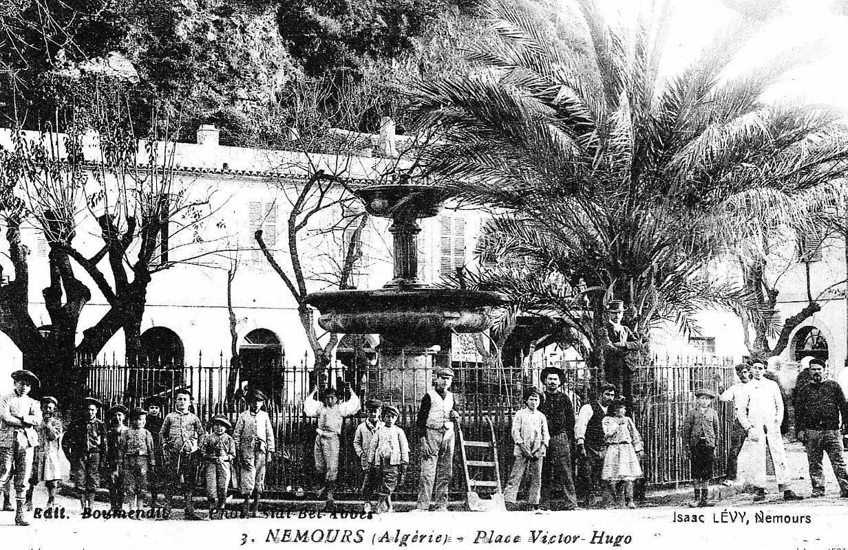 1352- Nemours - Place Victor Hugo.jpg